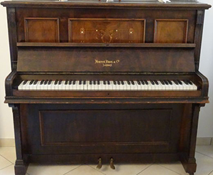 Piano droit anglais de la fin du XIXème siècle
